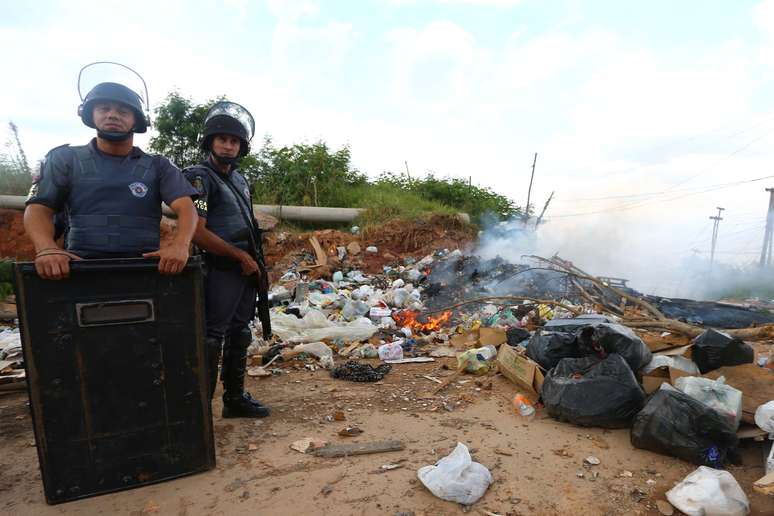 <p>Pol&iacute;cia&nbsp;Militar dispersa manifestantes em Osasco</p>