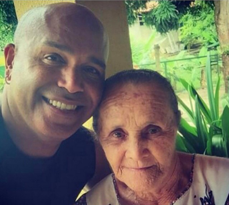 Rick lamentou a morte da mãe pelo Instagram 