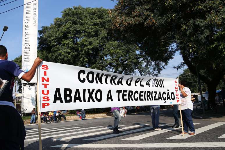 <p>Estudantes e trabalhadores da USP fecharam ruas no Butantã em protesto contra a PL 4330</p>