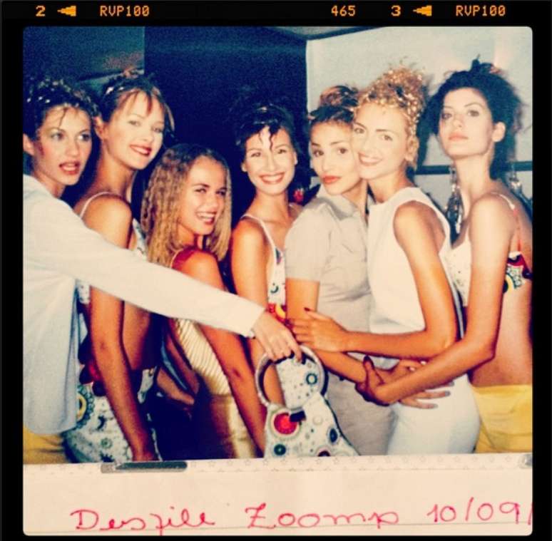Foto de Gisele com modelos no Morumbi Fashion, em 1996