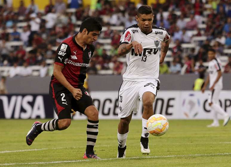 Carlos tenta jogada individual no México