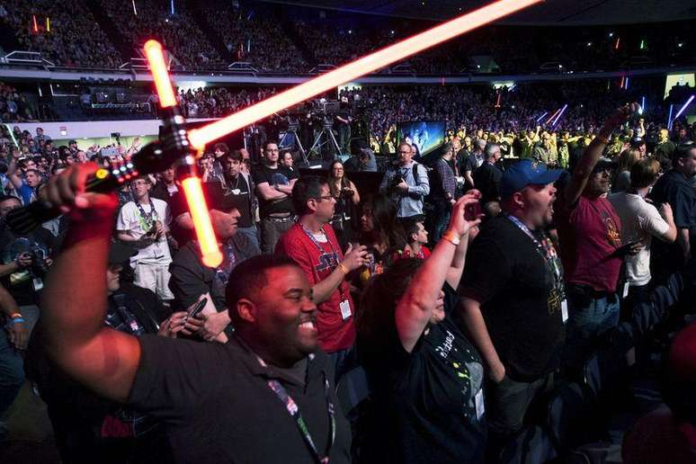 Fãs comemoram o início da convenção anual "Celebração Star Wars", em Anaheim, na Califórnia, Estados Unidos, nesta quinta-feira. 16/04/2015
