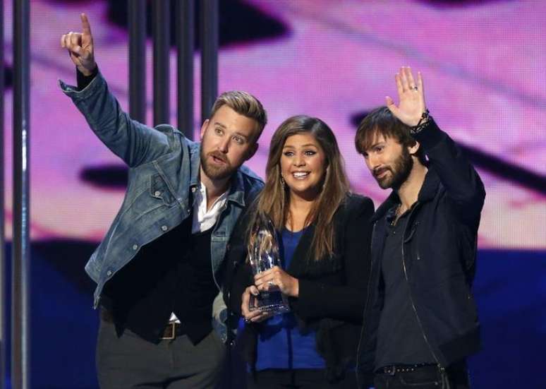 Charles Kelley (esquerda), Hillary Scott e Dave Heywood, do Lady Antebellum, recebem prêmio em no People's Choice Awards 2015, em Los Angeles, em janeiro. 07/01/2015