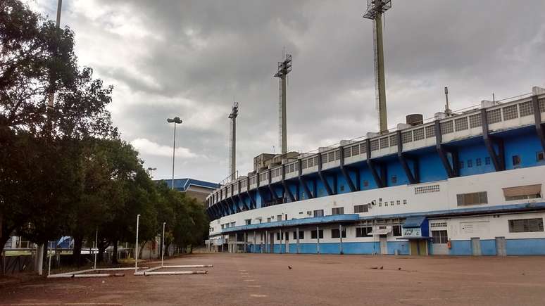 Estádio está hoje abandonado e sofrendo com vandalismo