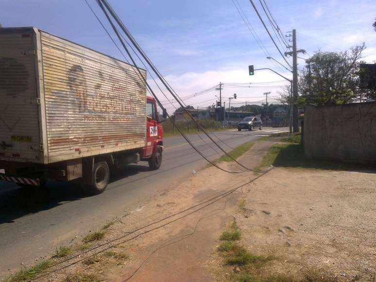 Moradores se queixaram dos fios que ficaram espalhados ap&oacute;s a obra