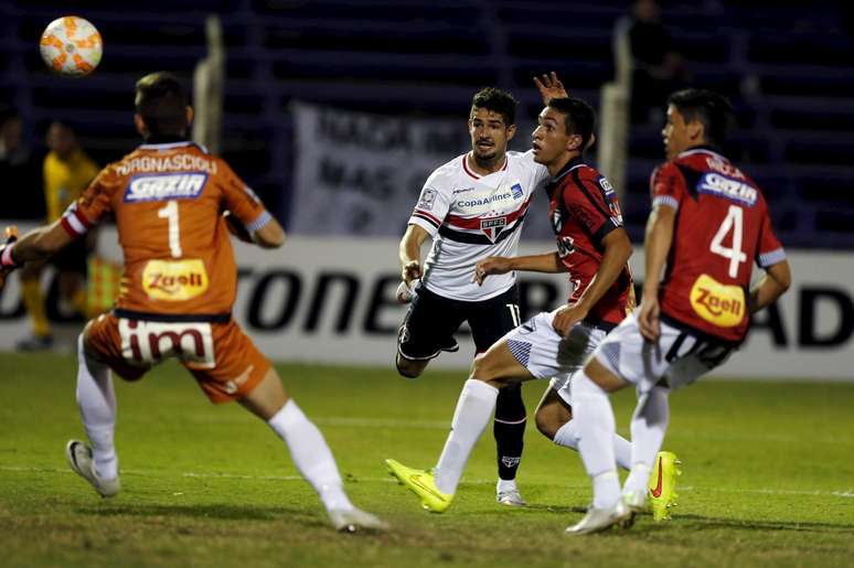 Pato acertou boa cabeçada e empatou para o São Paulo