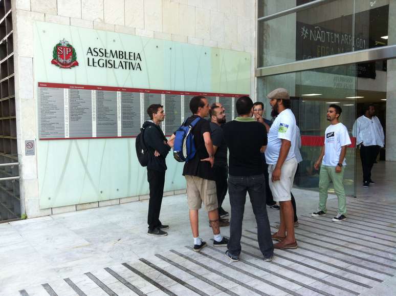 <p>Professores em greve passaram a noite na Assembleia Legislativa de São Paulo (Alesp)</p>