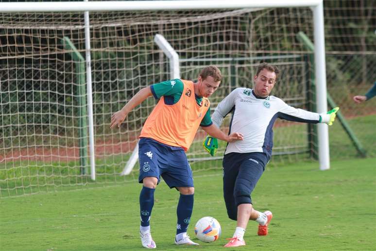 Renan divide bola com atacante Lucas Coelho em treino do Goiás