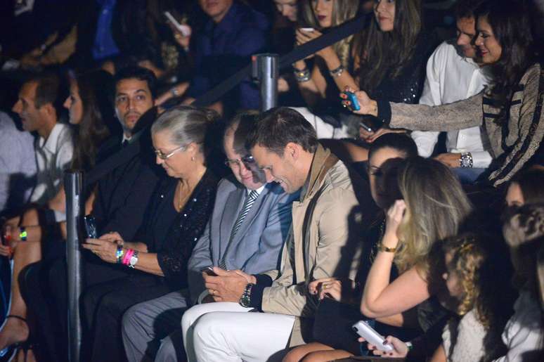 <p>Tom Brady ao lado dos pais e irmãs de Gisele na primeira fila do desfile</p>