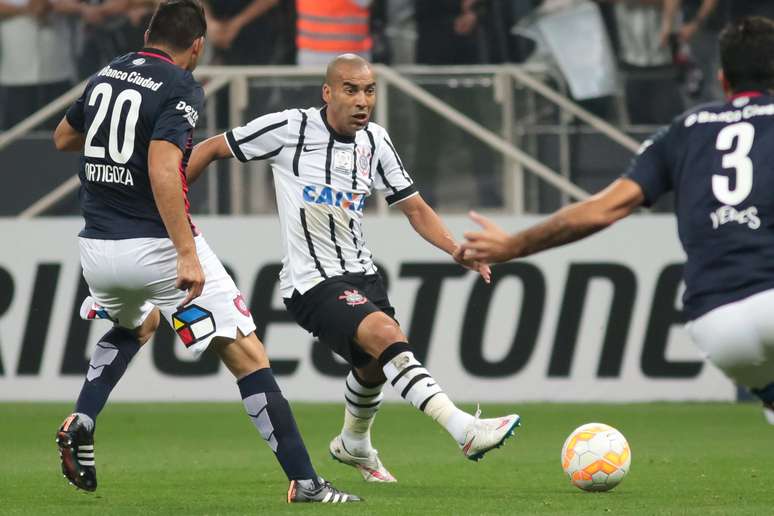 Emerson finaliza, mas goleiro faz boa defesa