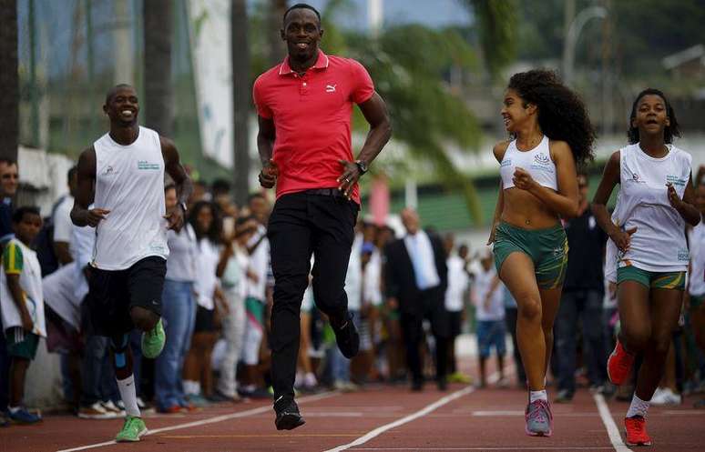 Sempre que visita o Brasil, Usain Bolt brinca com crianças na pista