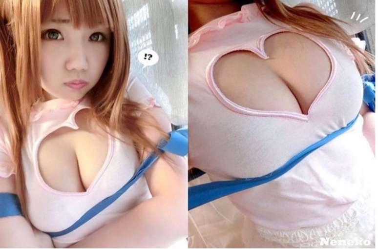 A fita azul passa abaixo dos seios e sobre os bra&ccedil;os e &eacute; amarrada na lateral do corpo.