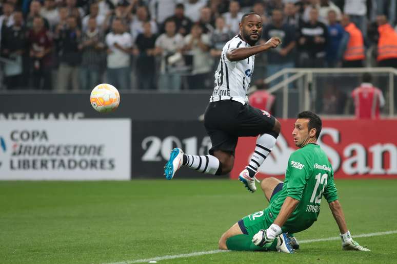 Vagner Love teve uma boa oportunidade, mas foi flagrado em posi&ccedil;&atilde;o irregular