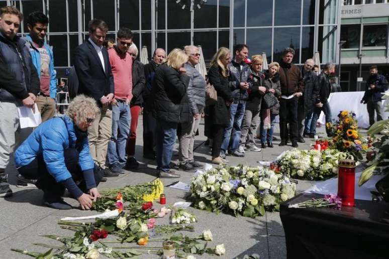 Pessoas colocam flores do lado de fora da Catedral de Colônia, na Alemanha, durante cerimônia de homenagem às 150 vítimas do acidente com o voo da Germanwings. 17/04/2015