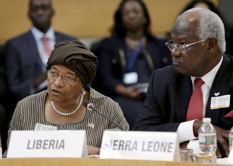 <p>A presidente da Libéria, Ellen Johnson Sirleaf, pronuncia discurso durante uma reunião do FMI sobre a recuperação de países da África Ocidental após o surto de Ebola, ao lado do presidente de Serra Leoa, Ernest Bai Koroma. em Washington, nos Estados Unidos, nesta sexta-feira</p>