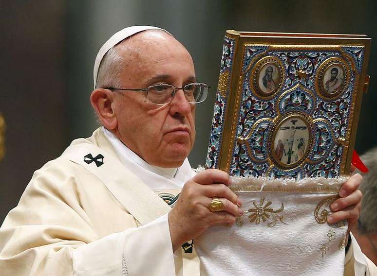 Papa Francisco durante missa no Vaticano, em 12 de abril