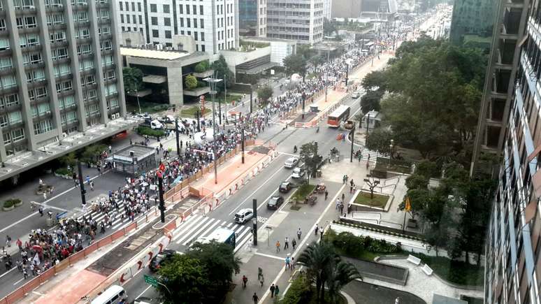 Os docentes reivindicam aumento salarial de 75,33%