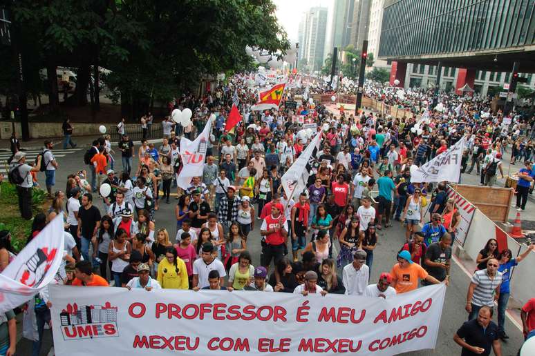 Professores estaduais continuam greve e bloqueiam Paulista