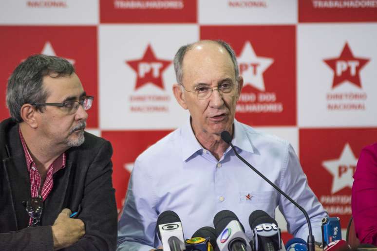 O presidente nacional do PT, Rui Falcão durante coletiva de Imprensa, no Diretório Nacional do PT, na Rua Silveira Martins, centro de São Paulo, SP, nesta sexta-feira (17)