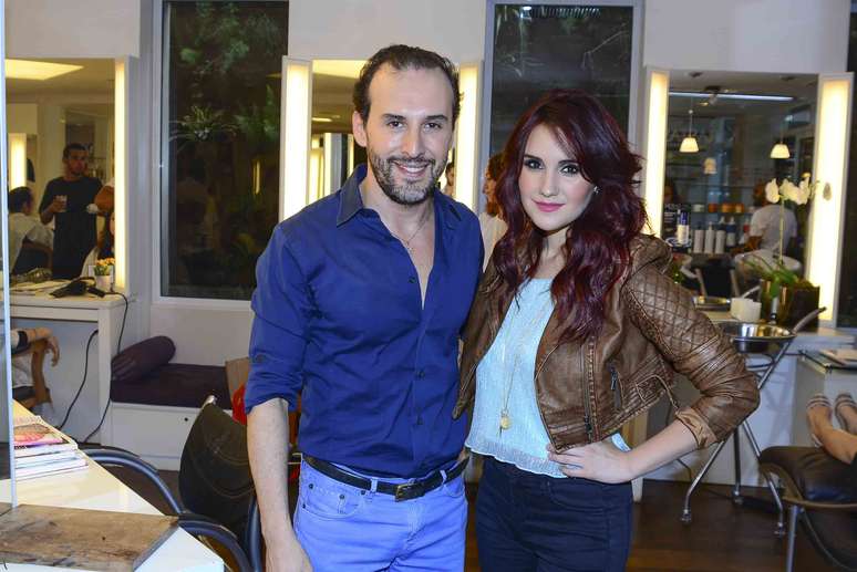 Dulce Maria ao lado do cabeleireiro Marcos Proença