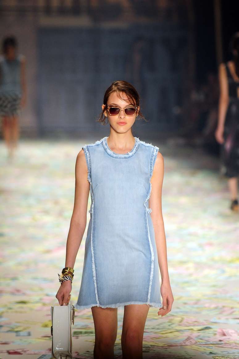 A Ellus Second Floor encerrou a 39ª edição do São Paulo Fashion Week com clima de parque de diversões em uma coleção inspirada no Coney Island, em Nova York. Cores vibrantes, listras, vestidos fluidos, pantalonas, jeans lavado e sandália de borracha marcaram o desfile