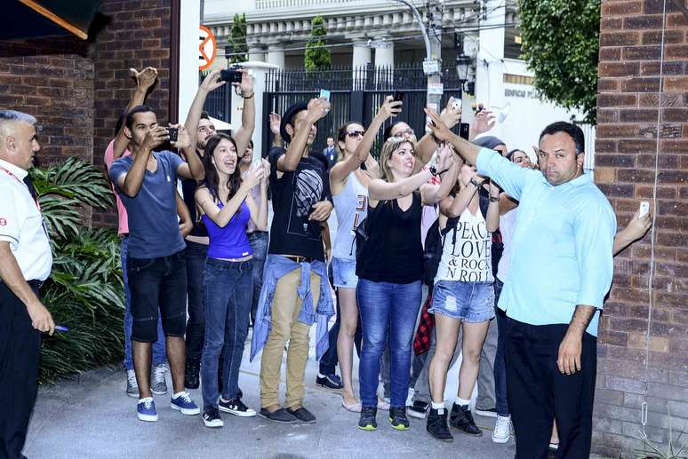 <p>Fãs se aglomeram em frente a salão de beleza em SP para ver Dulce Maria</p>