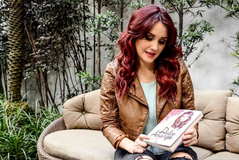 Após chegar ao Brasil, Dulce Maria faz pré-lançamento de livro em SP