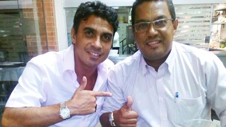 Atacante Alex Dias, 42 anos, ao lado do presidente do Fernand&oacute;polis, Jerri Falc&atilde;o