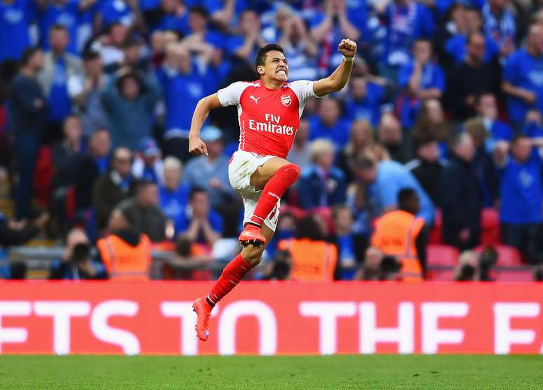 Alexis Sánchez fez um dos gols da vitória do Arsenal