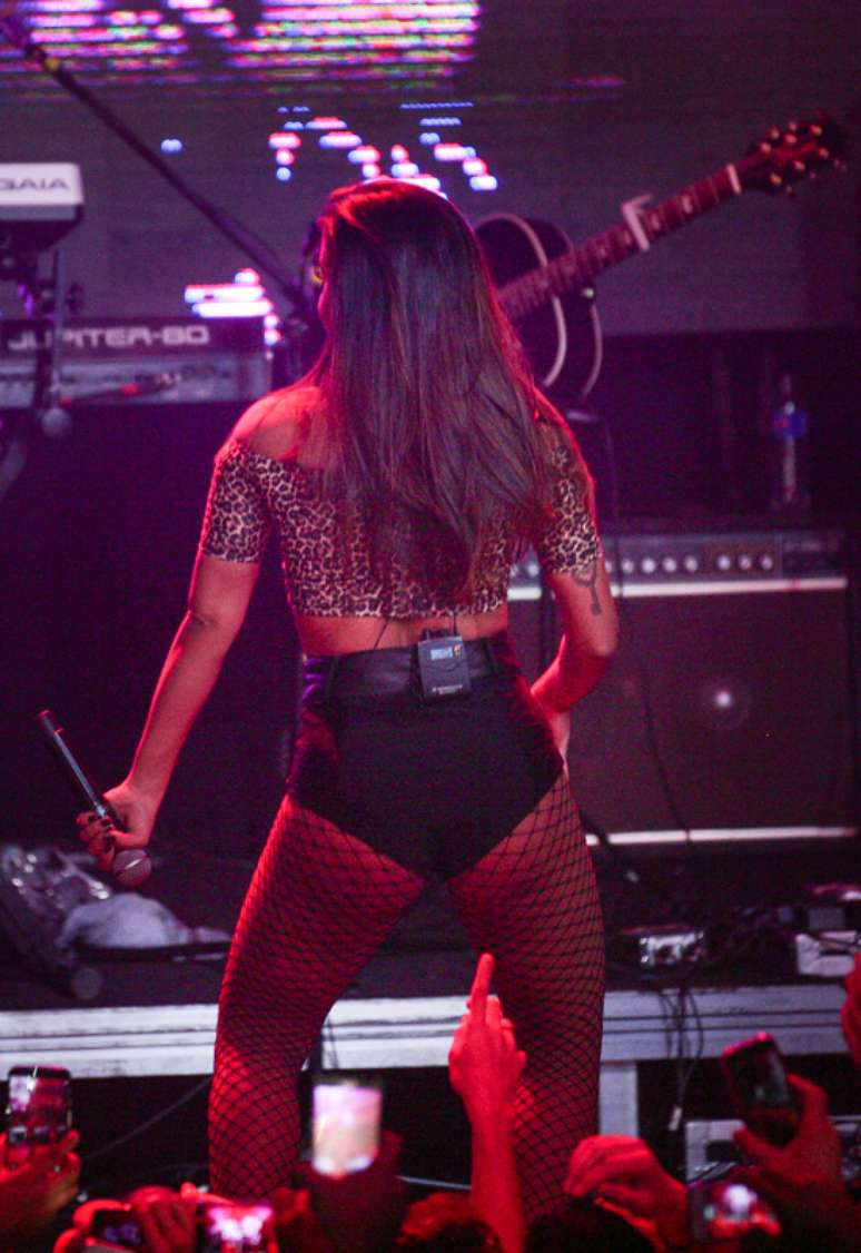 <p>Anitta requebra durante apresentação</p>