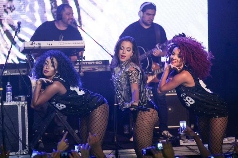 <p>Anitta faz coreografia com dançarinas</p>