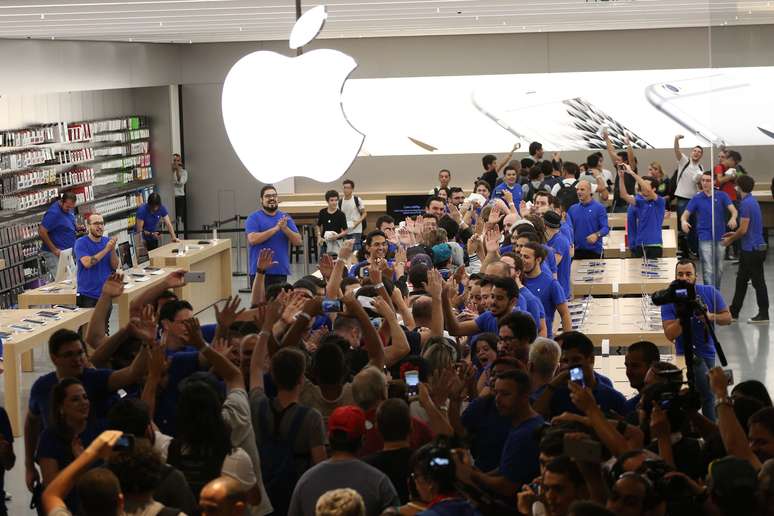 Primeiros clientes entram na loja da Apple no shopping Morumbi, na zona Sul de São Paulo, inaugurada neste sábado