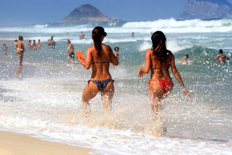 <p><strong>Rio de Janeiro -</strong> Banhistas aproveitam o forte calor na praia da Barra da Tijuca, no Rio de Janeiro, na manhã deste sábado (18/4)</p>