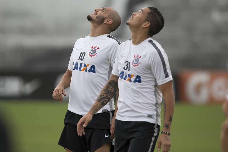 Fábio Santos pode voltar ao time do Corinthians