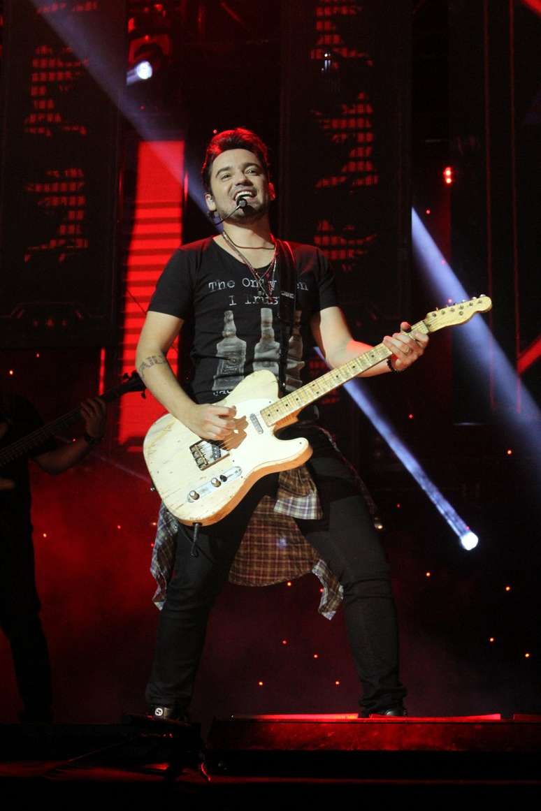 Fernando canta para fãs em nova turnê de shows no Espaço das Américas, em São Paulo