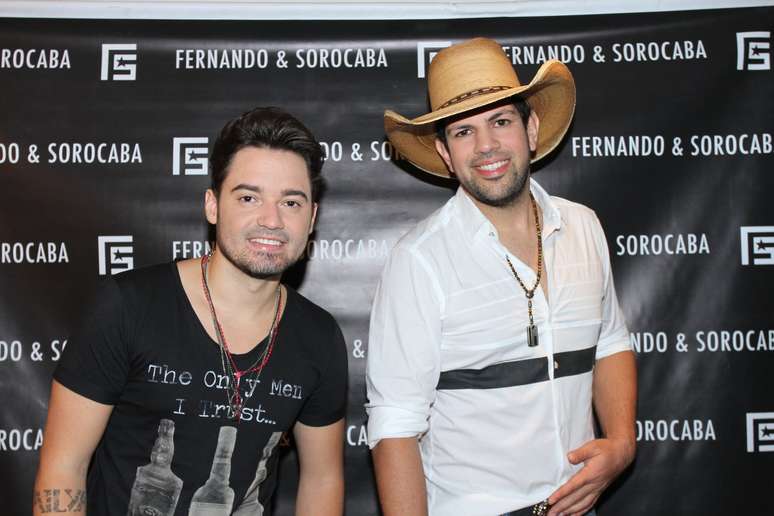 Dupla sertaneja Fernando e Sorocaba posa antes de subir no palco 