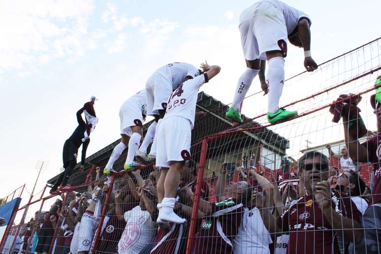 Jogadores da Ferroviária festejam acesso à primeira divisão do Campeonato Paulista