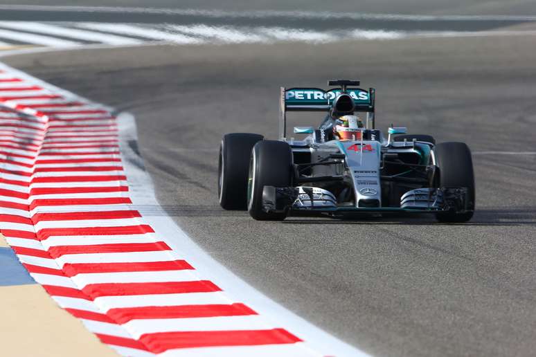Hamilton superou Vettel no final do treino e vai largar na pole no Bahrein