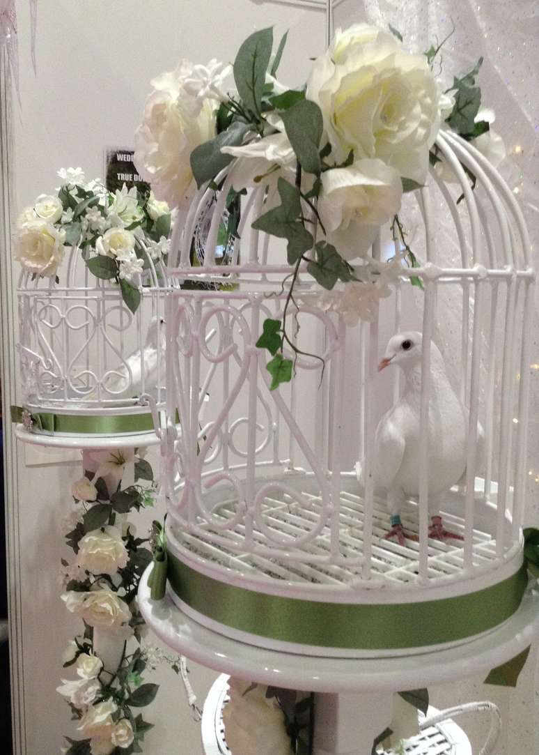 <p>Soltar pombas no dia do casamento simboliza uma união feliz e duradoura para os noivos</p>