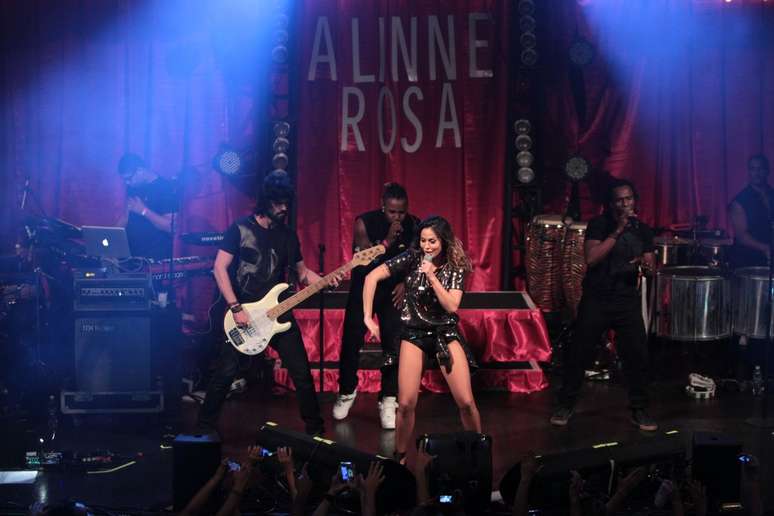 Em carreira solo, Alinne Rosa exibe boa forma durante show no Rio e anima público 