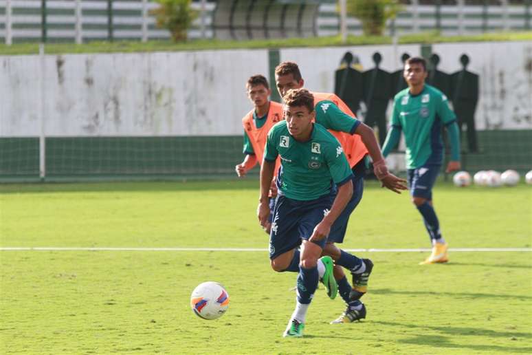 Ruan volta a ganhar oportunidade entre os titulares do Goiás