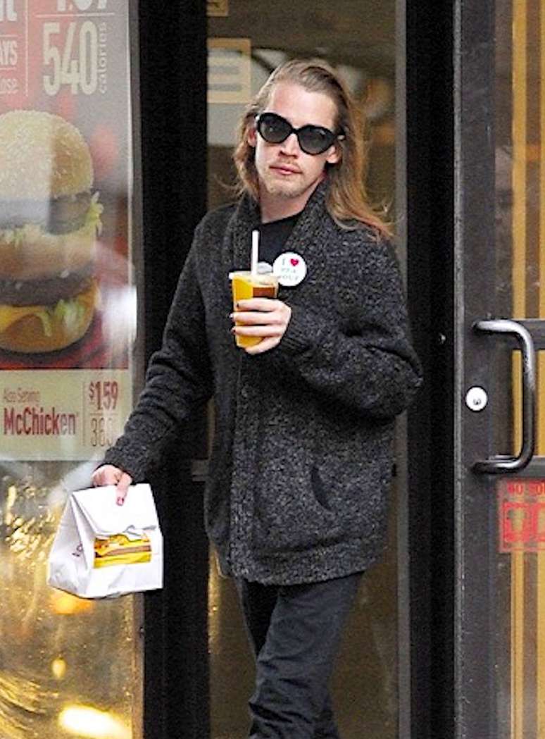 Macaulay Culkin é visto deixando restaurante de fast food nos EUA