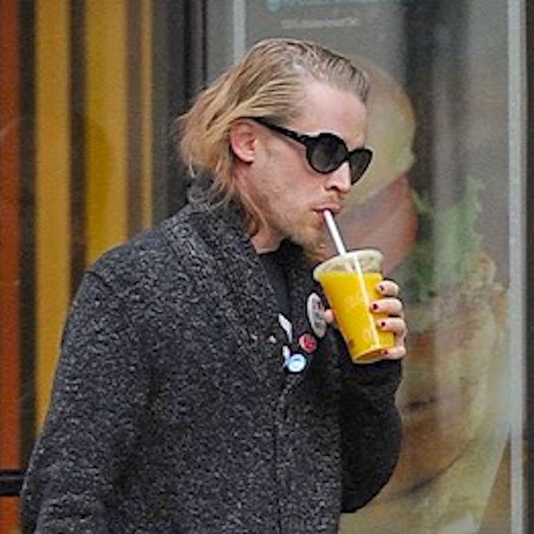 Macaulay Culkin é visto deixando restaurante de fast food nos EUA