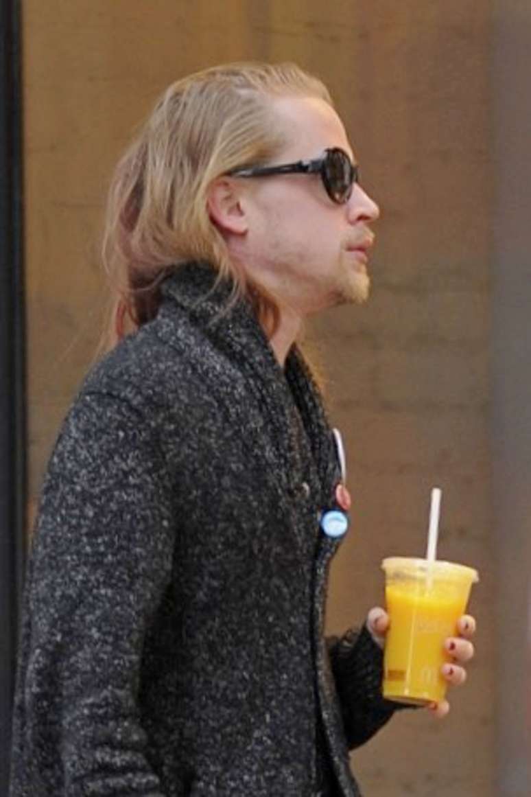 Macaulay Culkin é visto deixando restaurante de fast food nos EUA