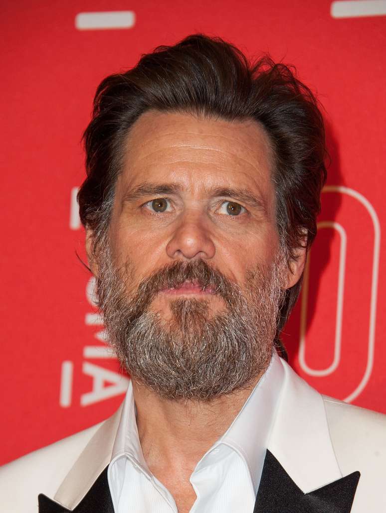 Jim Carrey exibe barba comprida e grisalha em evento nos EUA