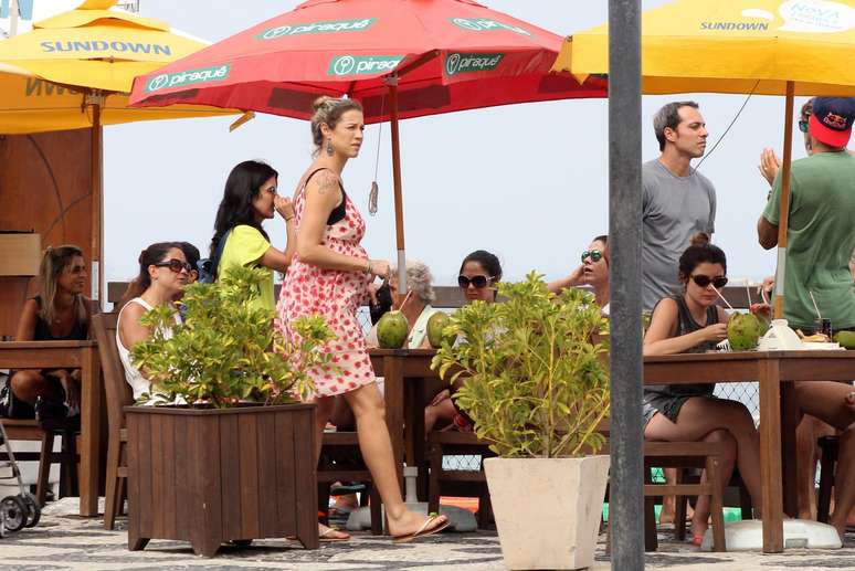 Grávida de gêmeos, Luana Piovani exibe barrigão em passeio no Rio