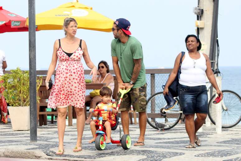 Grávida de gêmeos, Luana Piovani exibe barrigão em passeio no Rio