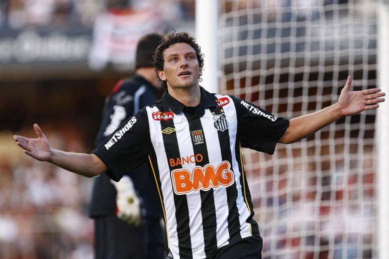 Elano marcou quatro vezes diante do rival, duas de forma decisiva em mata-matas