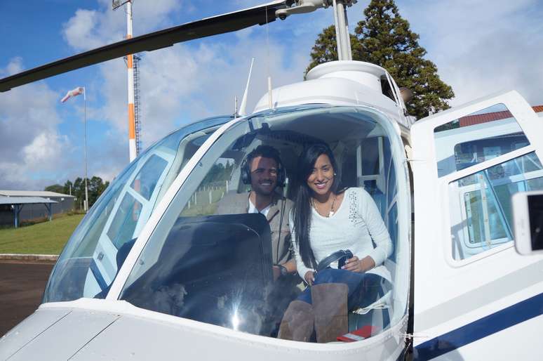 <p>Ex-BBBs Rafael e Talita comemoram um mês de namoro com passeio de helicóptero</p>