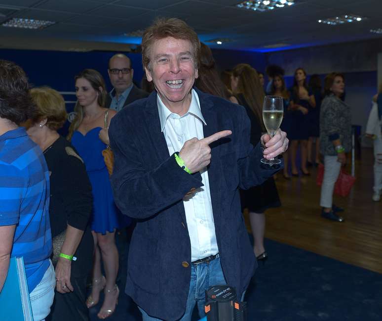 Nelson Rubens celebra aniversário de Roberto Carlos com champanhe